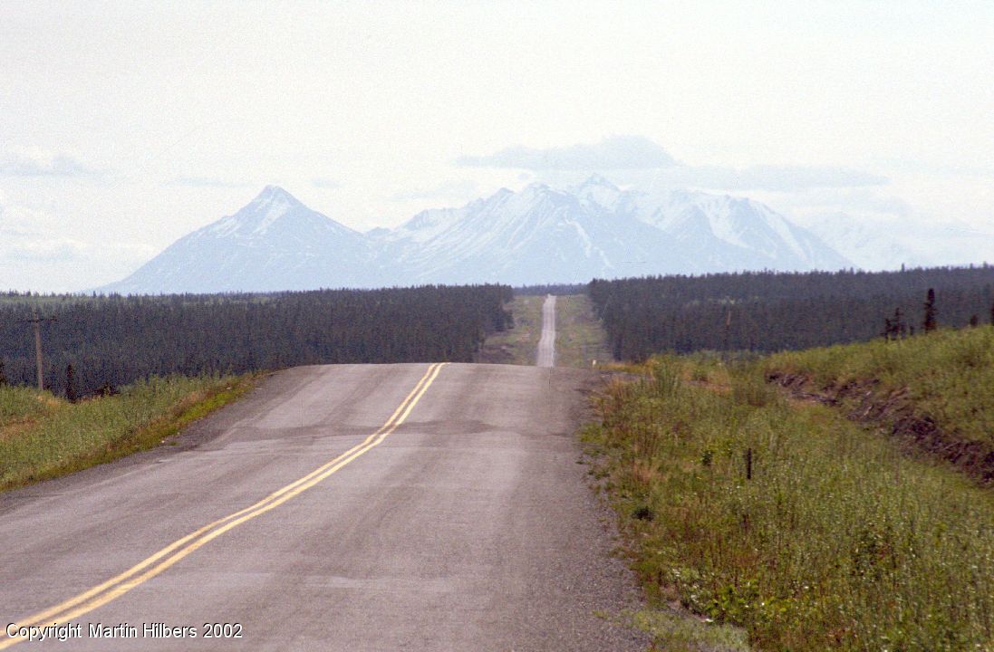 Alaska Highway : Kluane Village - Kluane Lake / Near Desctruction Bay. Click to see full size image
