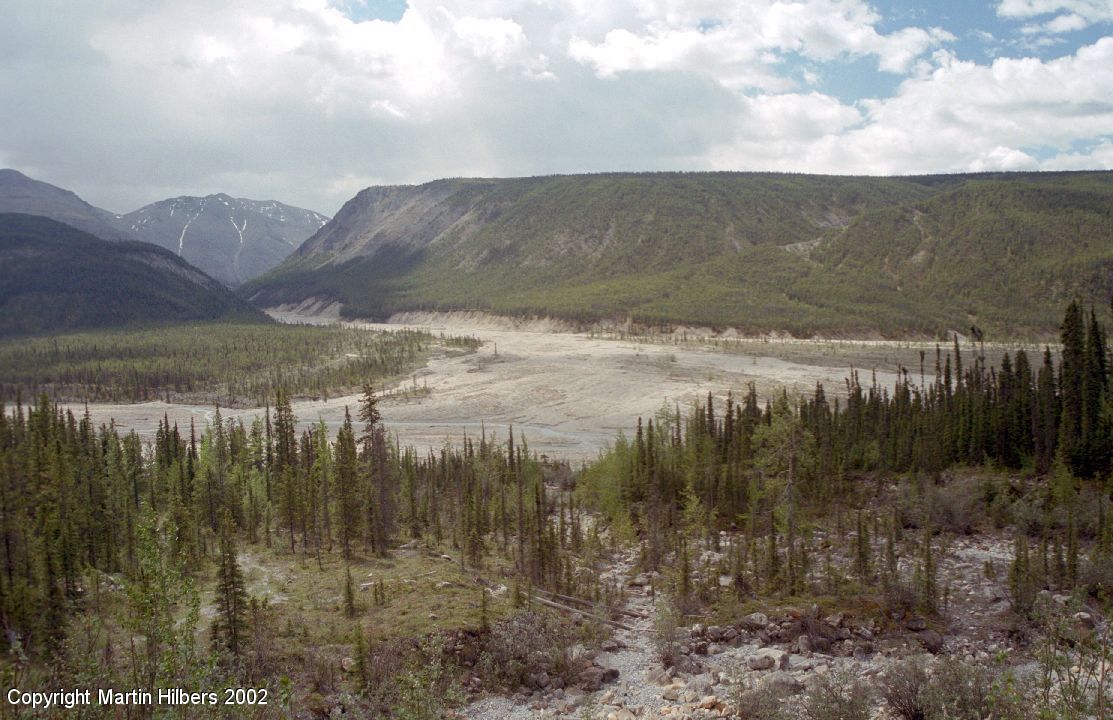 Alaska Highway : Toad River - Tetsa River / Side Valley. Click to see full size image