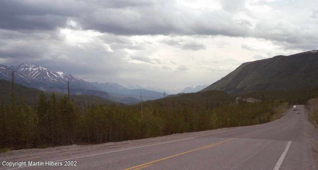 Alaska Highway : Liar Hot Springs - Toad River / View in descent towards Toad River. Click to see full size image