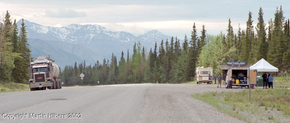 Alaska Highway : Liar Hot Springs - Toad River / Lunch - entering Muncho Lake Park. Click to see full size image