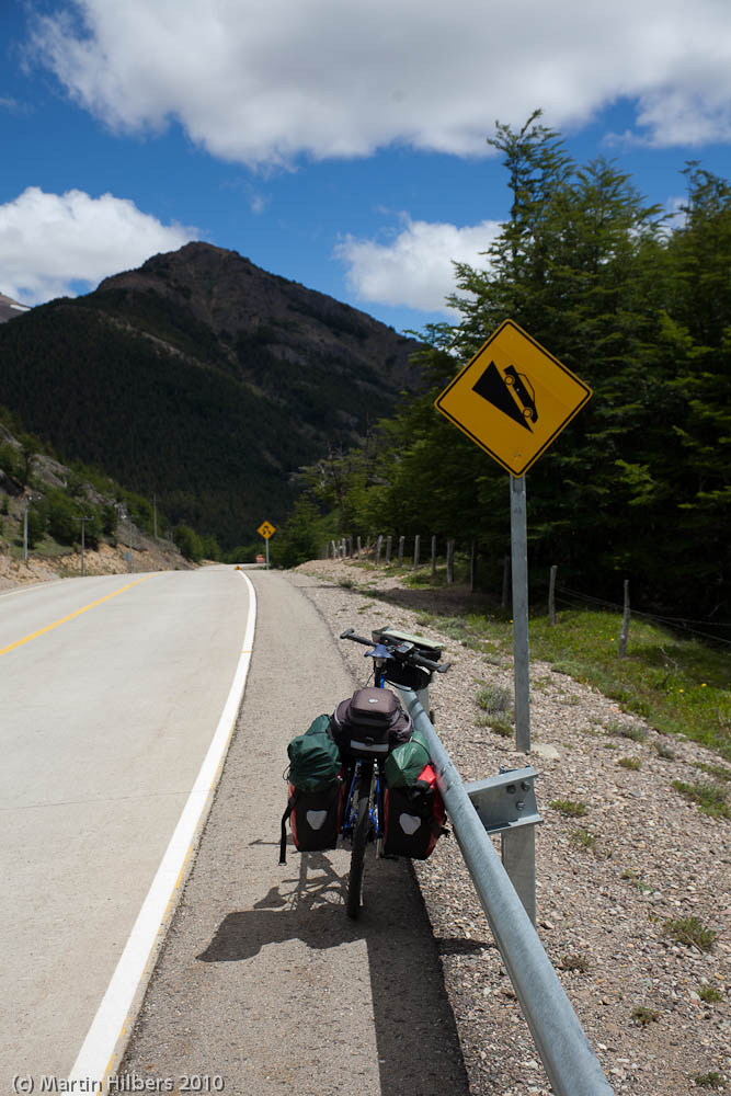 Carretera Austral: 27/12 Coyhaique - Cerro Castillo / Steep descent coming up. Click to see full size image