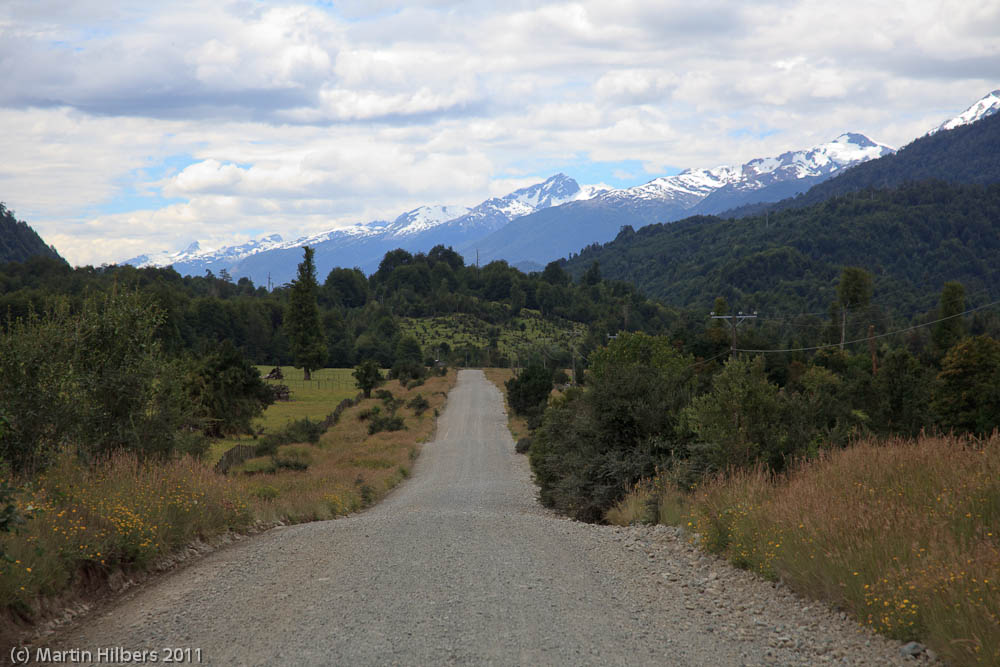 Carretera Austral: 07/01 near Puerto Ouyuhuapi - Villa Vanguardia / And the road goes on... Click to see full size image