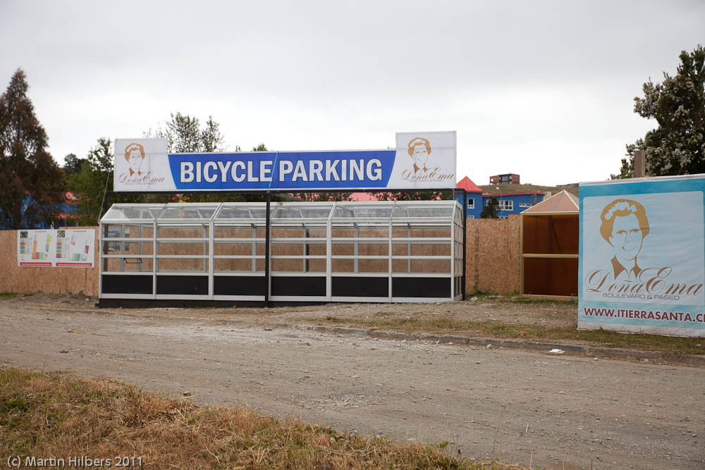 Carretera Austral: 11/01 Puerto Montt - Petrohue / Shopping mall under construction - but the most important part has been finished. Click to see full size image