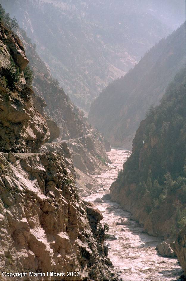 Indian Himalayas : Rekon Peo - Puh / Sutlej River. Click to see full size image
