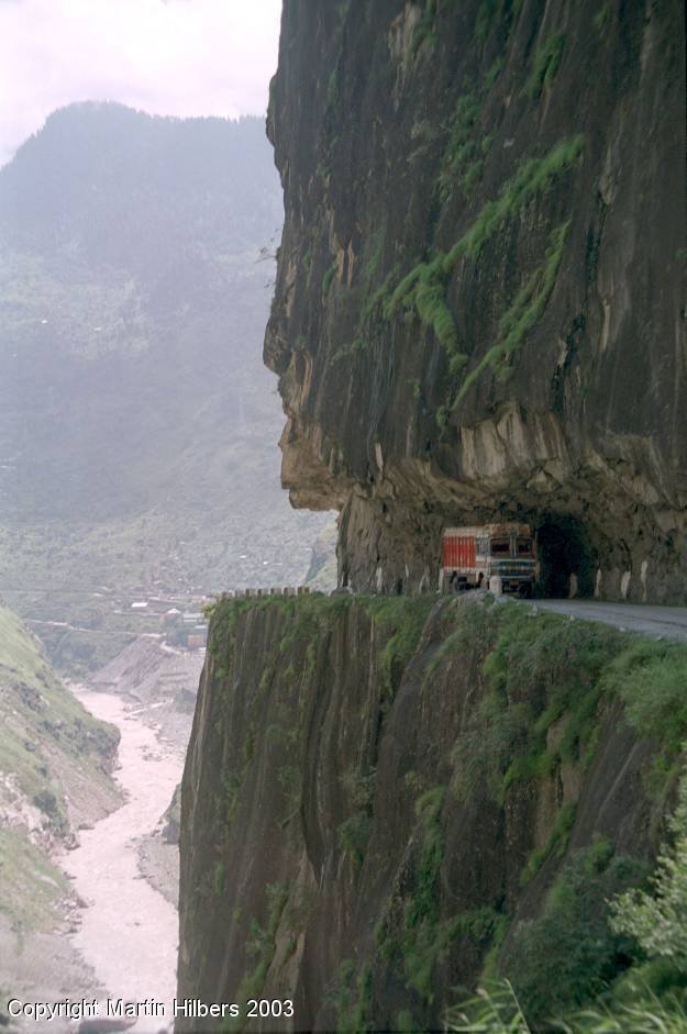 Indian Himalayas : Rampur - Rekong Peo / Road along the Sutlej river. Click to see full size image