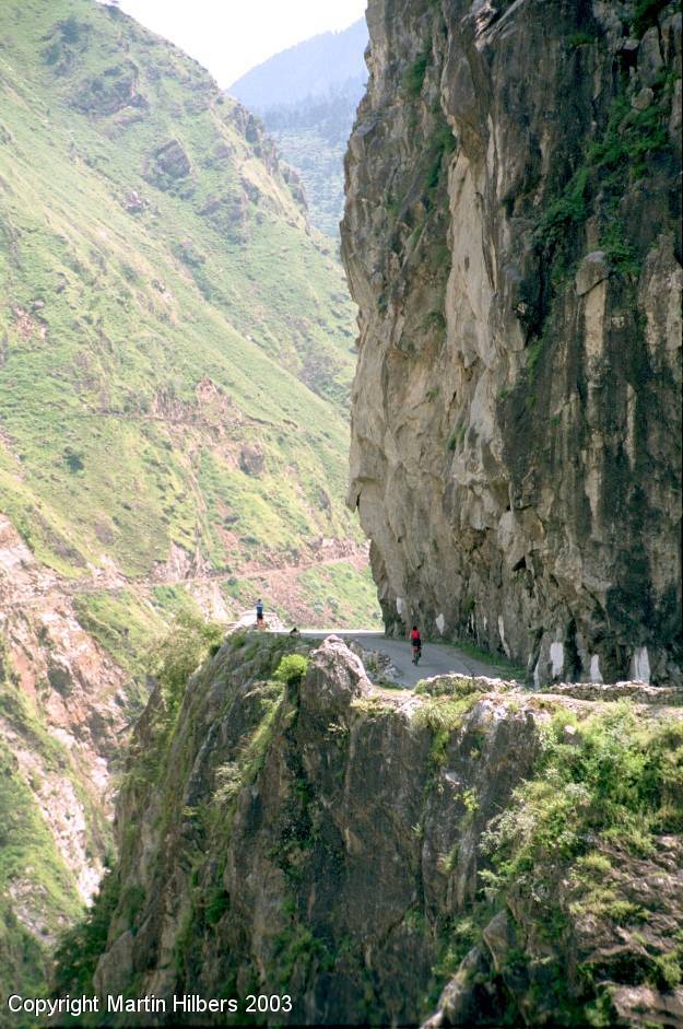 Indian Himalayas : Rampur - Rekong Peo / Road along the Sutlej river. Click to see full size image