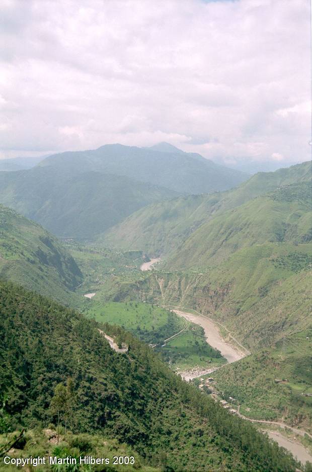 Indian Himalayas : Narkanda - Rampur / First view of the Sutlej River. Click to see full size image