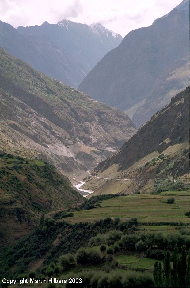Indian Himalayas : Chhatru - Keylong / Kinnaur valley near Keylong. Click to see full size image