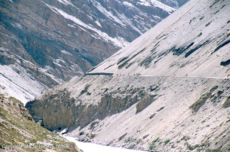 Indian Himalayas : Nako - Tabo / Cyclists along the Spiti River. Click to see full size image