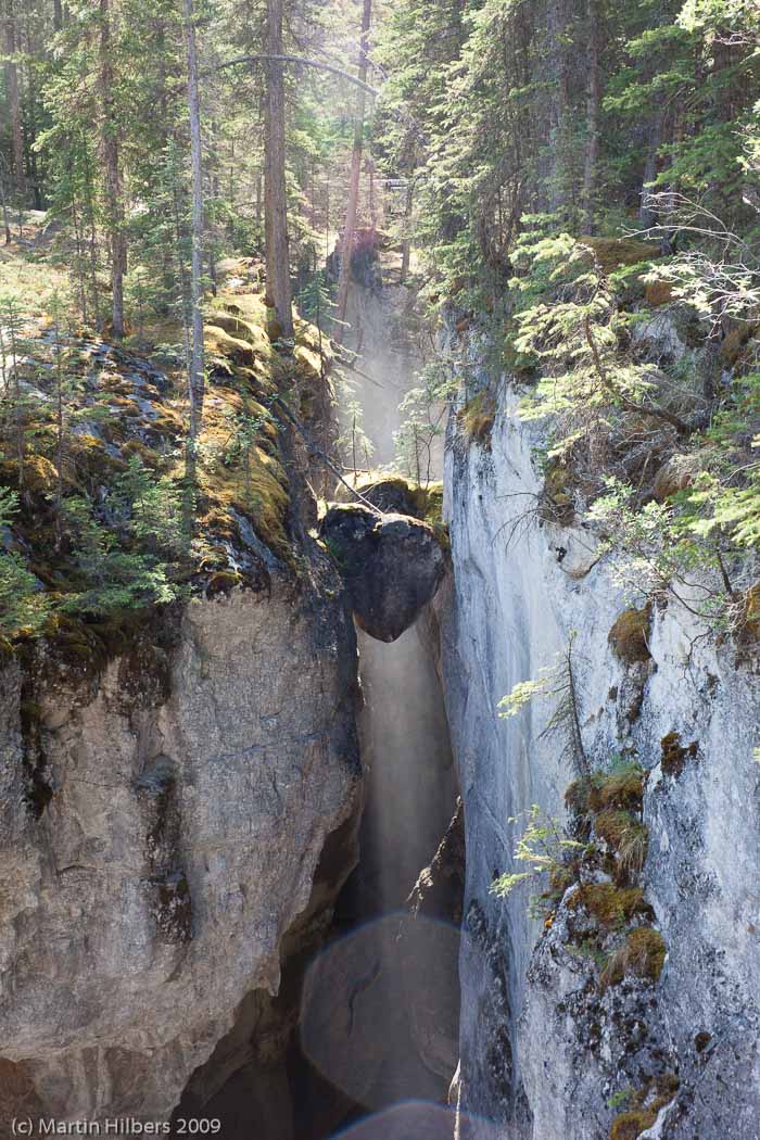 Jasper-Banff-Waterton-Glacier: 3 Jul: Jasper - Lake Maligne - Jasper / Rock stuck at Maligne Canyon. Click to see full size image