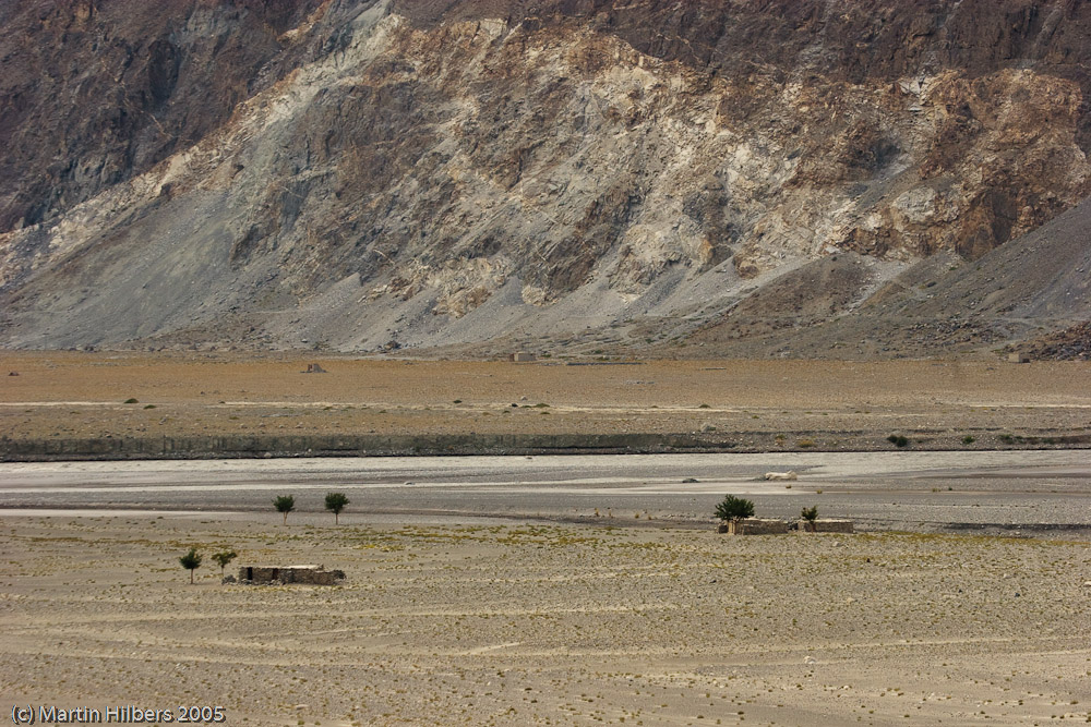 Karakoram Highway : Gilgit - Minapin / Houses along the Hunza river. Click to see full size image
