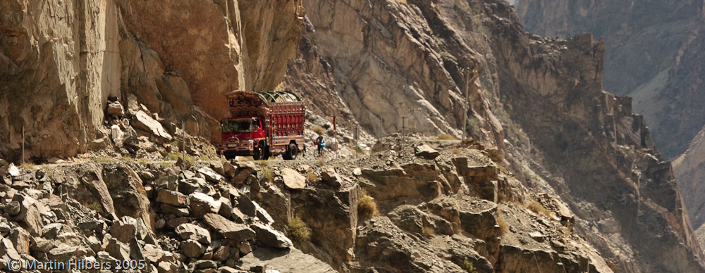 Karakoram Highway : Gilgit - Minapin / Cyclist and truck. Click to see full size image