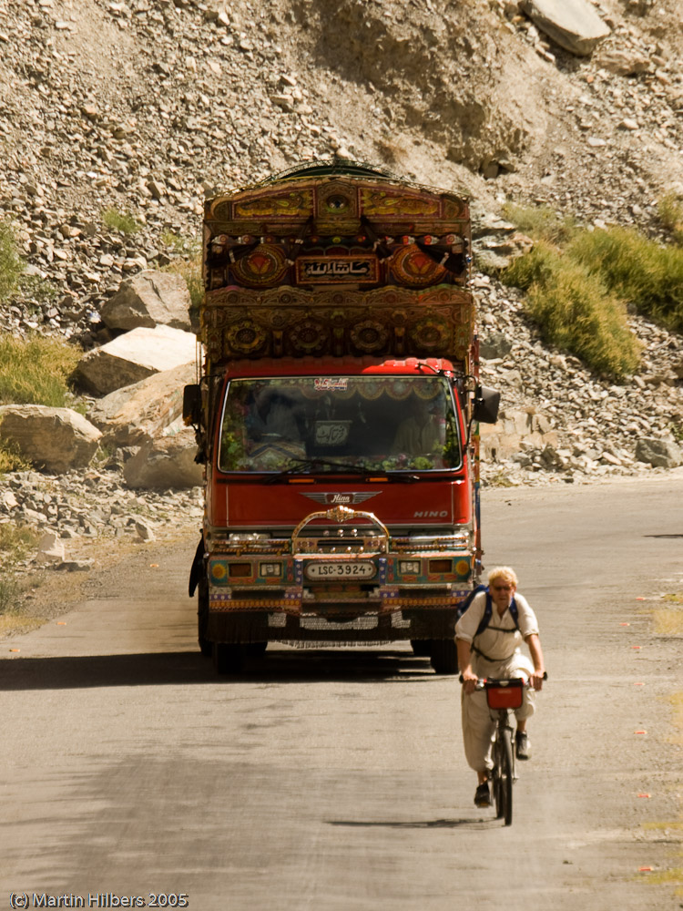 Karakoram Highway : Gilgit - Minapin / Truck and Cyclist. Click to see full size image