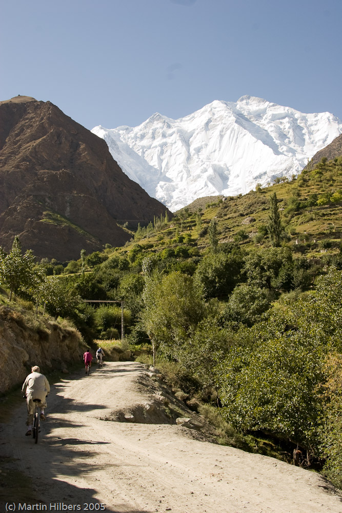 Karakoram Highway : Minapin - Karimabad / Near Minapin. Click to see full size image