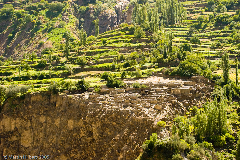 Karakoram Highway : Minapin - Karimabad / Terraced fields and ruins. Click to see full size image
