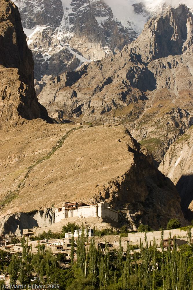 Karakoram Highway : Minapin - Karimabad / Balti Fort, Karimabad. Click to see full size image