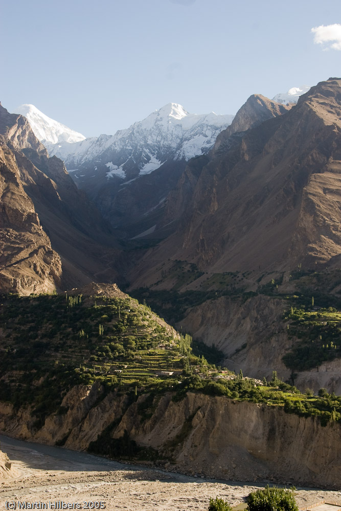 Karakoram Highway : Minapin - Karimabad / Hispar River joining the Hunza River. Click to see full size image