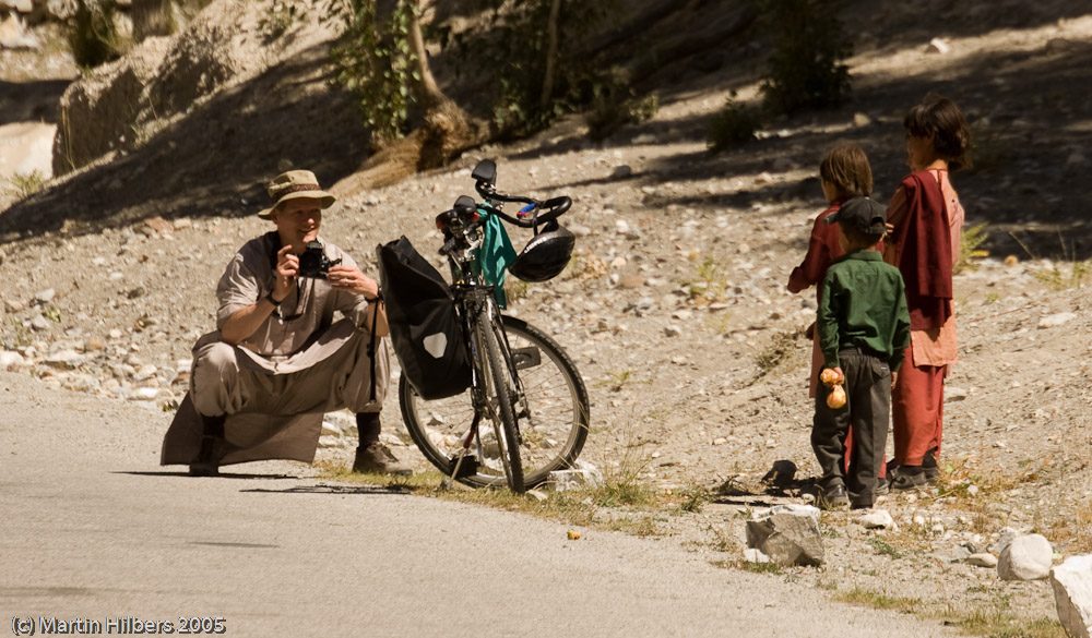 Karakoram Highway : Passu - Sost / Tourist taking photos. Click to see full size image