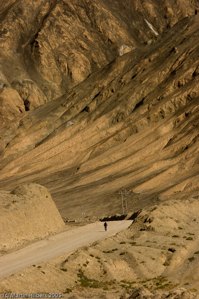 Karakoram Highway : Bejond Kara Kuli, Bus to Tashkurgan / Cyclist on the way to Kara Kuli. Click to see full size image