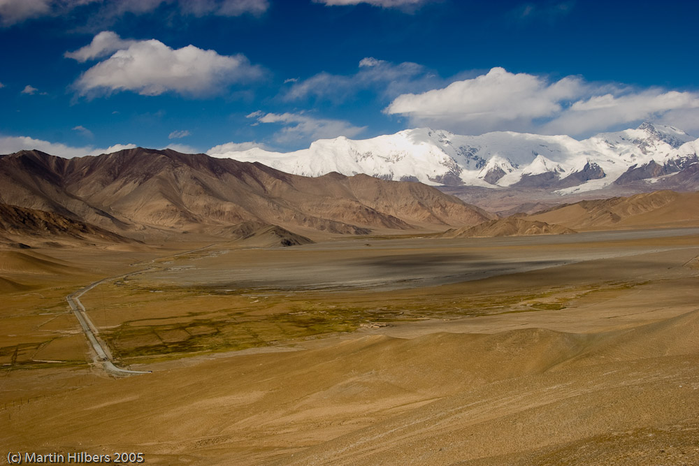 Karakoram Highway : Bejond Kara Kuli, Bus to Tashkurgan / View after Ulugrabat pass. Click to see full size image
