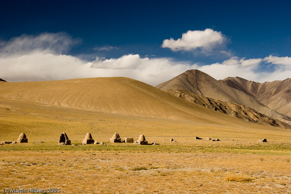 Karakoram Highway : Bejond Kara Kuli, Bus to Tashkurgan / Roadside Tombs. Click to see full size image