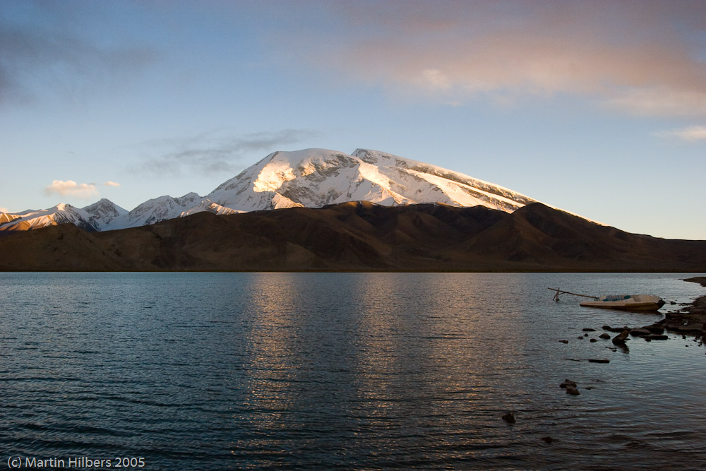Karakoram Highway : Bejond Kara Kuli, Bus to Tashkurgan / Mutztag Ata at sunset. Click to see full size image