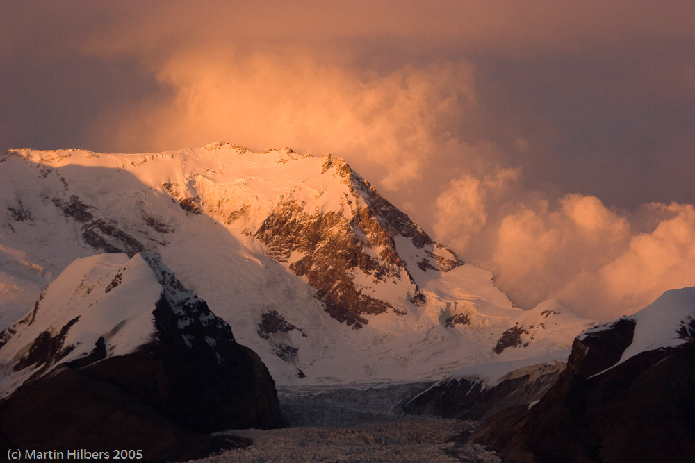 Karakoram Highway : Bejond Kara Kuli, Bus to Tashkurgan / Setting sun shining on Kungur Mountains. Click to see full size image