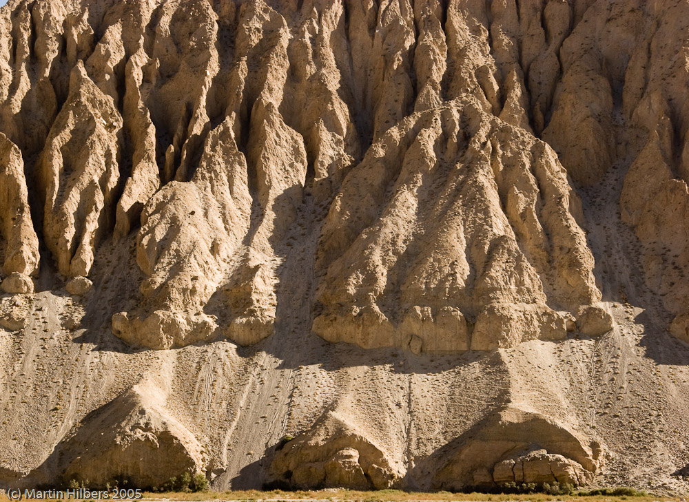 Karakoram Highway : Bus to Khunjerab, cycle to Sost / Rock formations. Click to see full size image