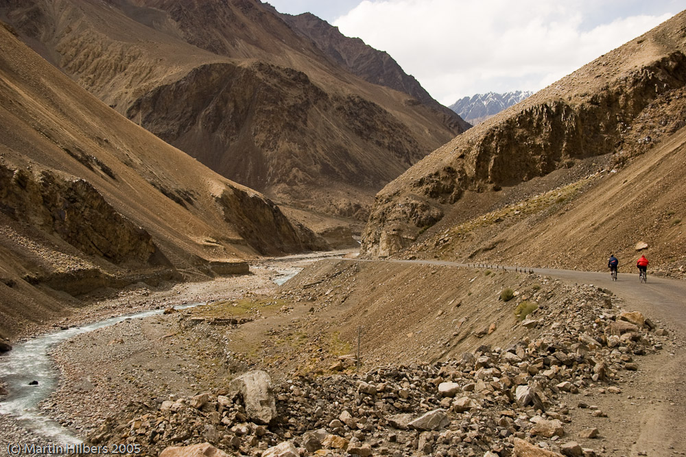 Karakoram Highway : Bus to Khunjerab, cycle to Sost / Descending from the Khunjerab Pass. Click to see full size image