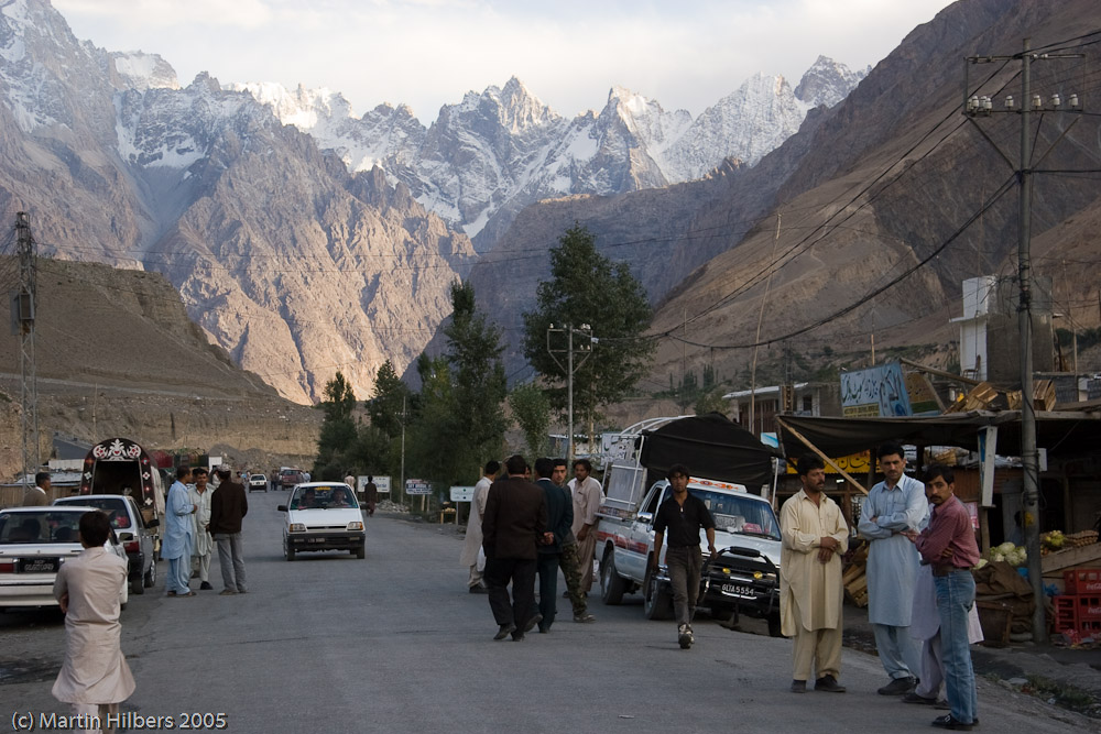 Karakoram Highway : Bus to Khunjerab, cycle to Sost / Sost. Click to see full size image