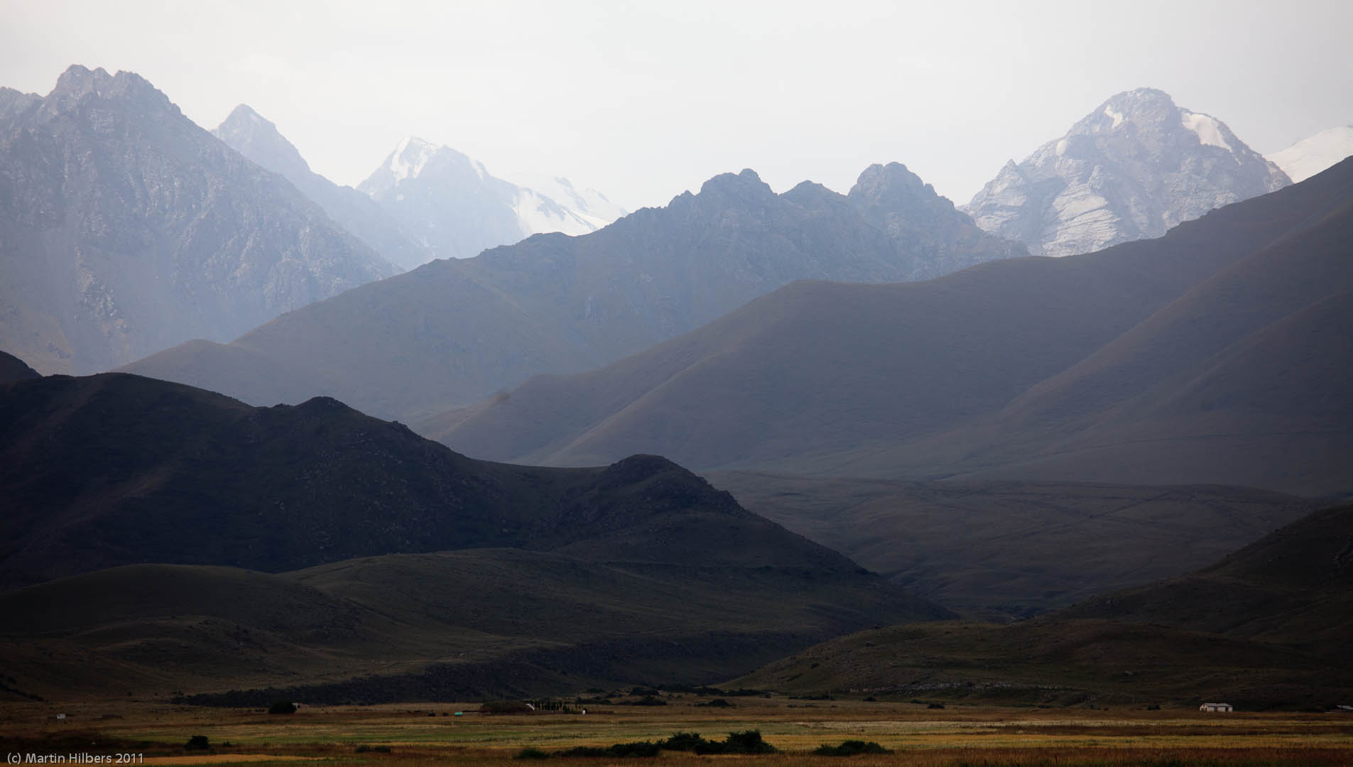 Kyrgyzstan: 24/8 Kok Sai - Kara Talaa - (Kochkor) / View towards inland mountain range. Click to see full size image