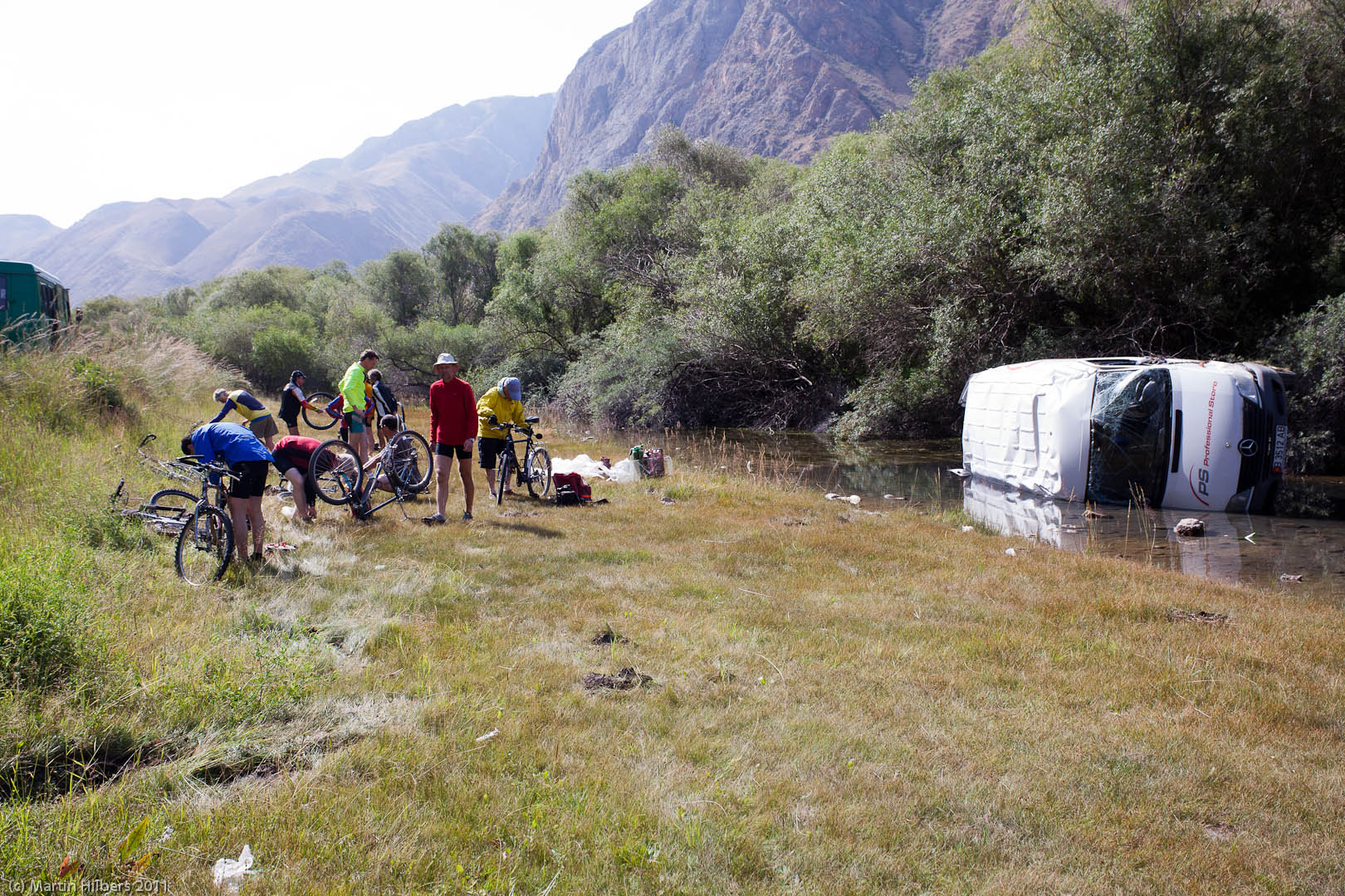 Kyrgyzstan: 25/8 (Kochkor) - Sary Bulak - Lakol / CTC bike repair workshop - on location. Click to see full size image