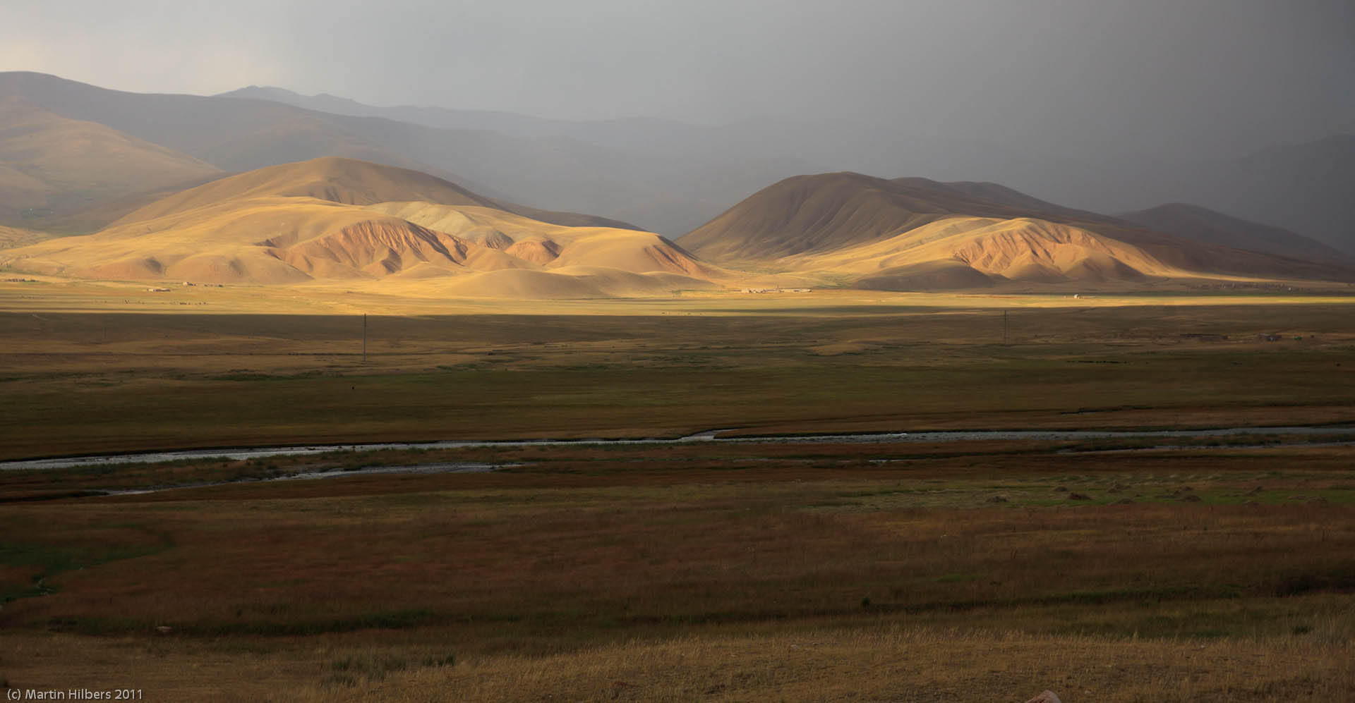 Kyrgyzstan: 25/8 (Kochkor) - Sary Bulak - Lakol / Bad weather on the other side of the valley. Click to see full size image