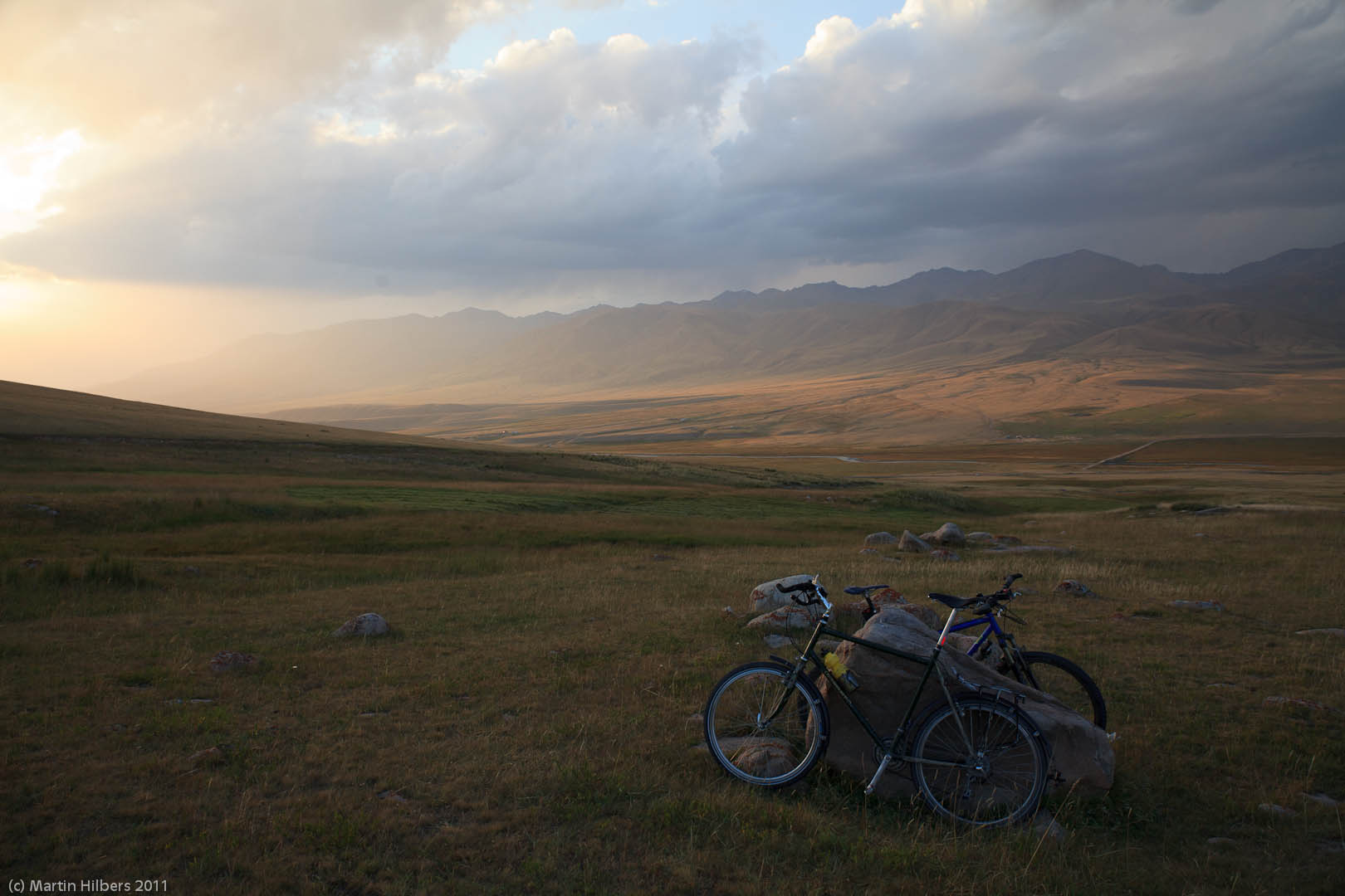 Kyrgyzstan: 25/8 (Kochkor) - Sary Bulak - Lakol / Bikes parked. Click to see full size image
