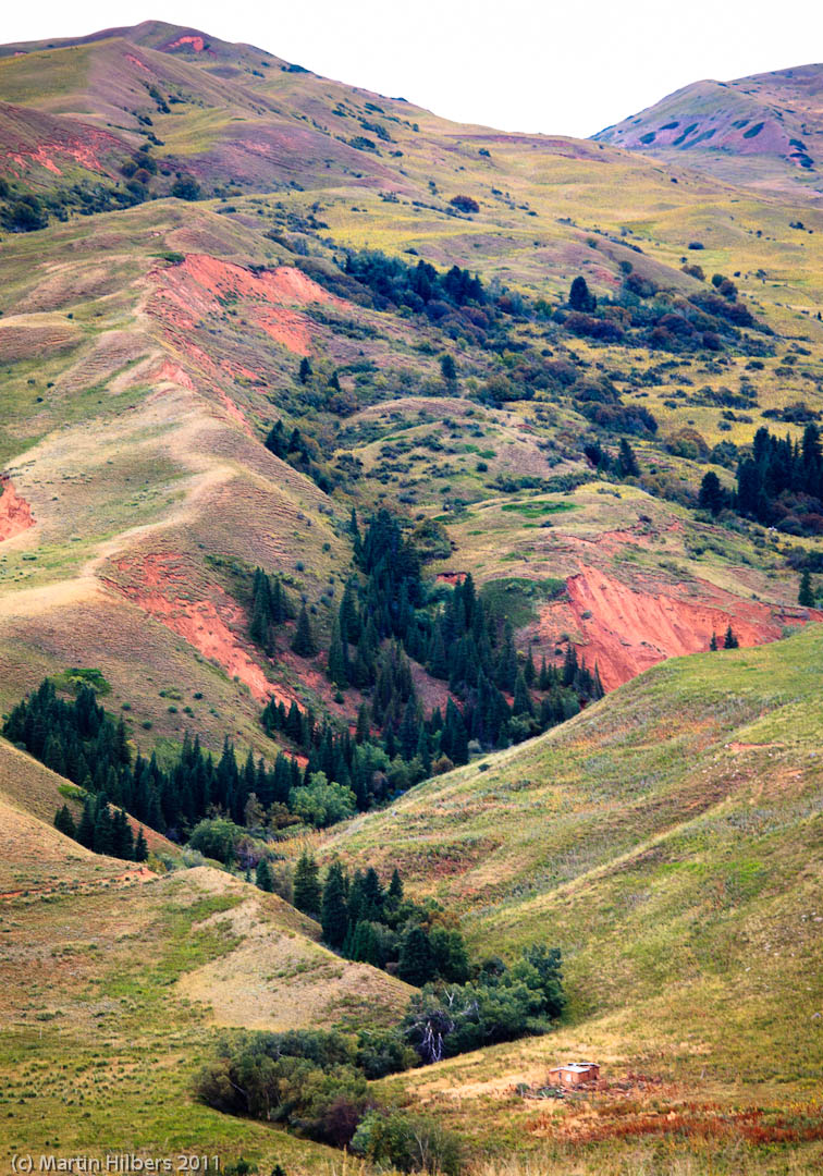 Kyrgyzstan: 28/8 Eki Naryn - Naryn / colourfull mountain side. Click to see full size image