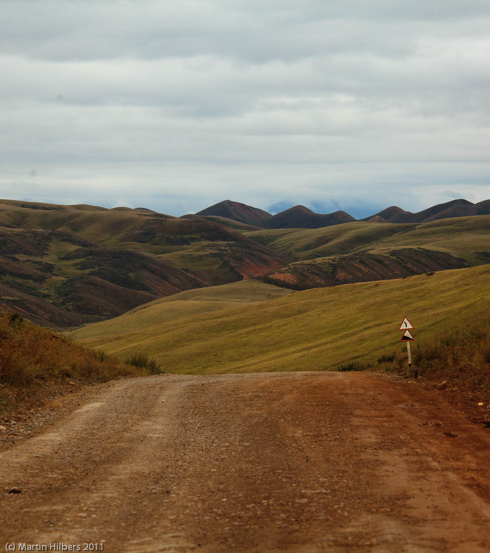 Kyrgyzstan: 29/8 Naryn - At Bashy - (Tash Rabat) / Kizil Bel pass. Click to see full size image
