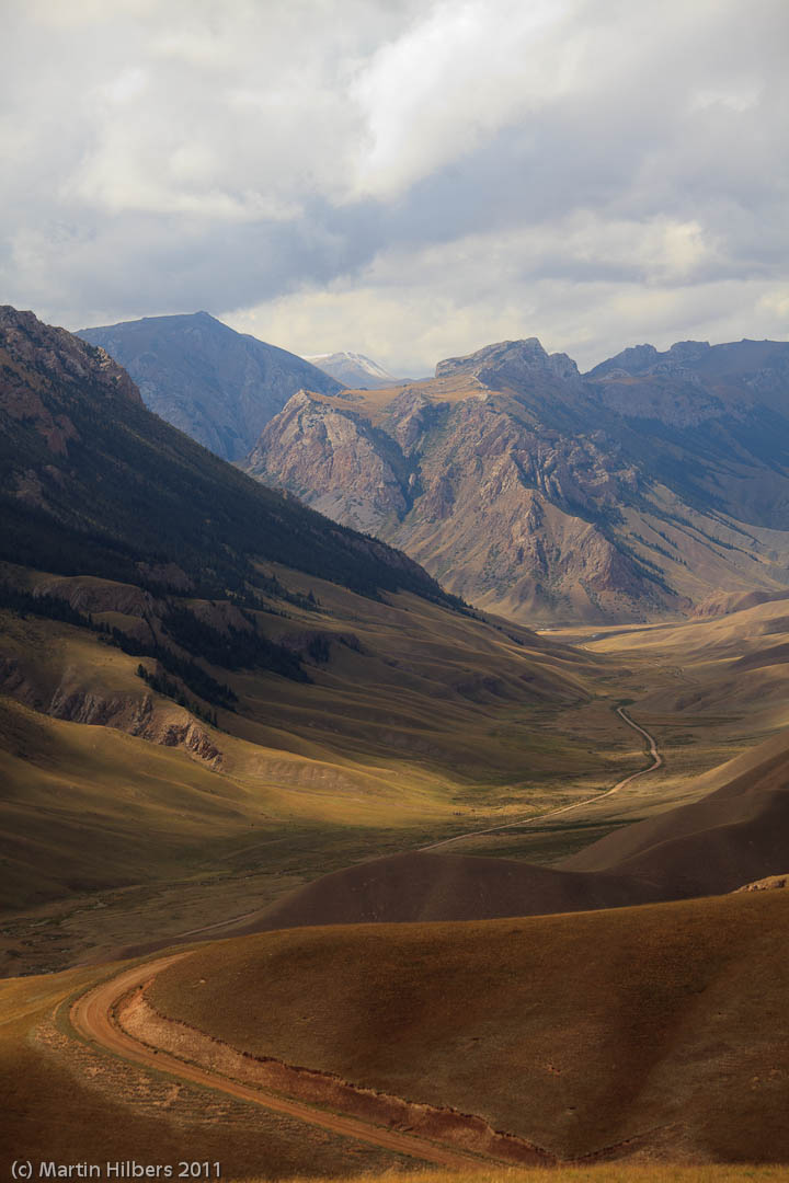 Kyrgyzstan: 31/8 Naryn - Song Kul / Descend from the first pass. Click to see full size image