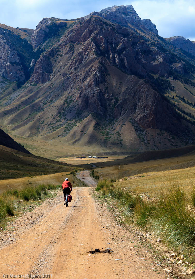 Kyrgyzstan: 31/8 Naryn - Song Kul / On the way to the lunch stop. Click to see full size image