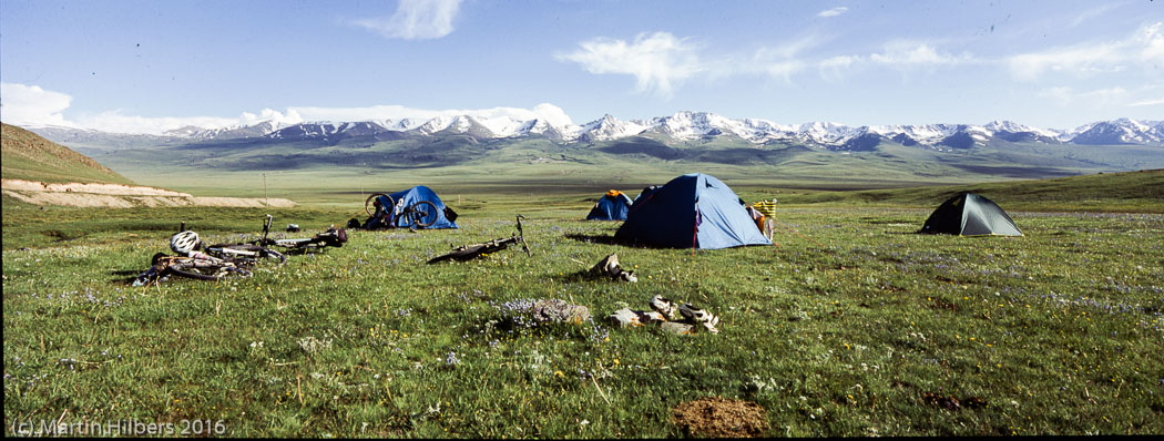 Kyrgyzstan: 26/06 Across Dolon Pass into Solton Sary Valley / Camping before the Shamaldy-Jylge Pass. Click to see full size image