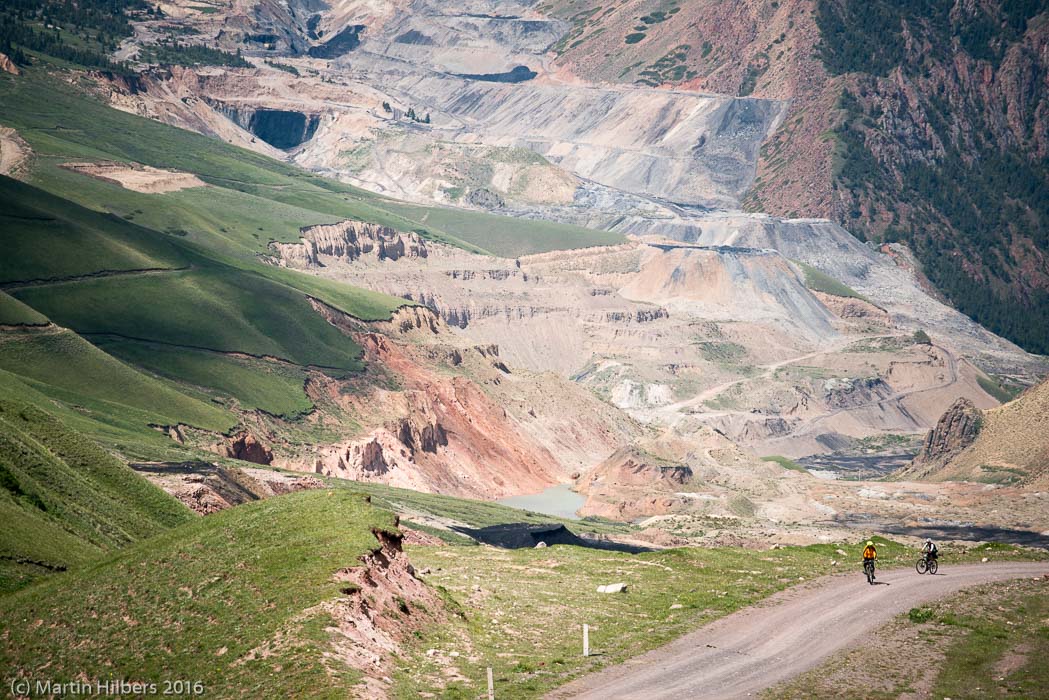 Kyrgyzstan: 24/06 Over Kara Keche to Song Kul / Mining near Kara Keche. Click to see full size image