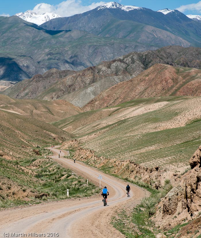 Kyrgyzstan: 25/06 Over Kalmak Asho towards Dolon Pass / Descending to the Kochkor-Naryn road. Click to see full size image
