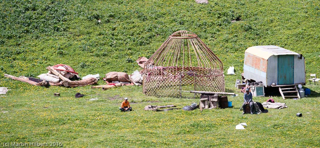 Kyrgyzstan: 26/06 Across Dolon Pass into Solton Sary Valley / Building a yurt. Click to see full size image