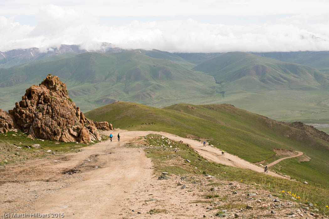 Kyrgyzstan: 27/06 Across Shmaldy Jylge to Kochkor / Descending Shamaldy Jylge. Click to see full size image