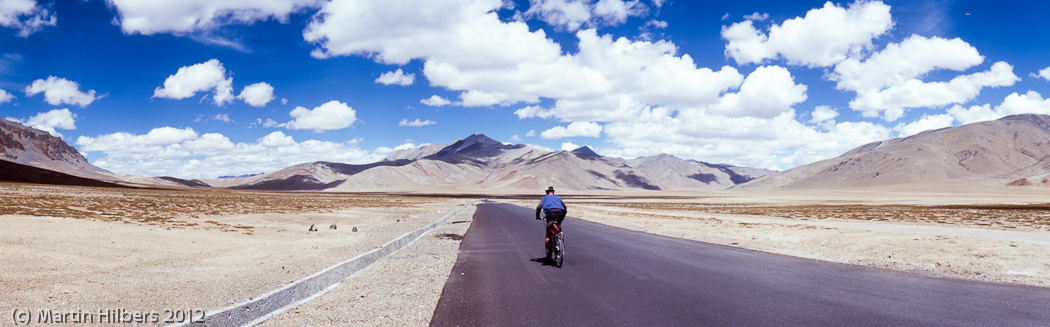 Ladakh: 26/8 Moray Plains / Riding across the Moray Plains. Click to see full size image