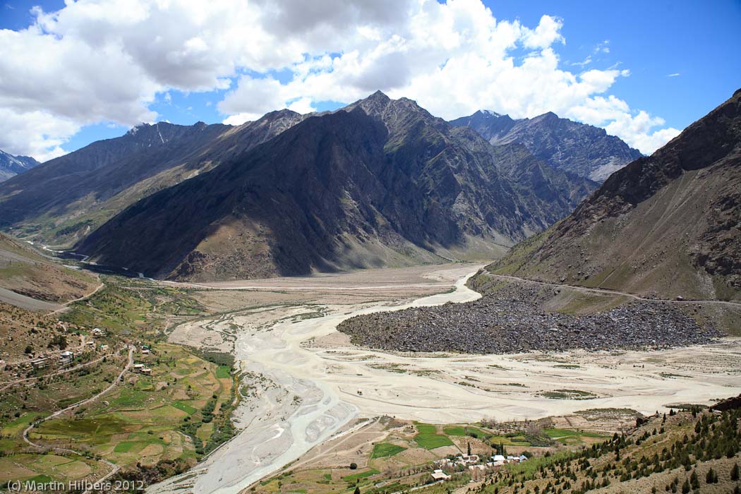 Ladakh: 23/8 Keylong - Patseo / River junction near Darcha. Click to see full size image