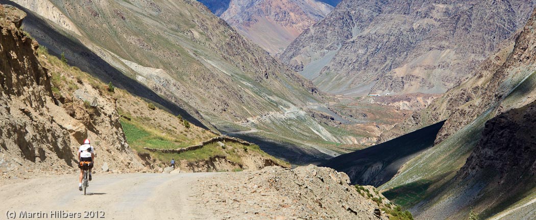 Ladakh: 23/8 Keylong - Patseo / Riding to Patseo. Click to see full size image