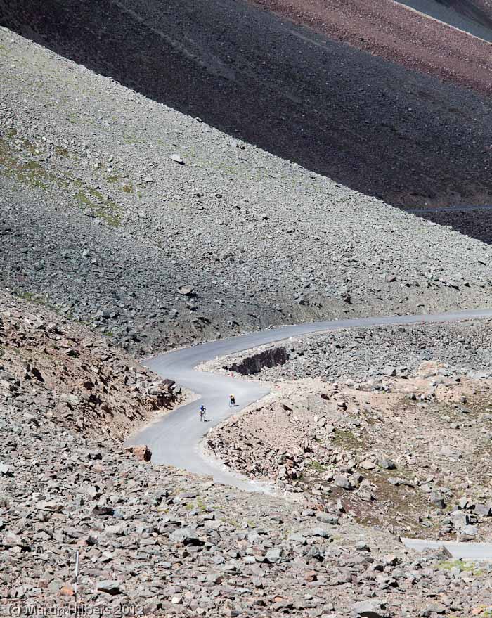 Ladakh: 24/8 Baralacha La / Riding between lots of rocks. Click to see full size image