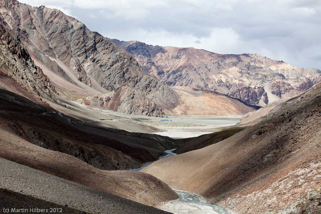 Ladakh: 24/8 Baralacha La / Baralacha La descend - lunch ahead. Click to see full size image