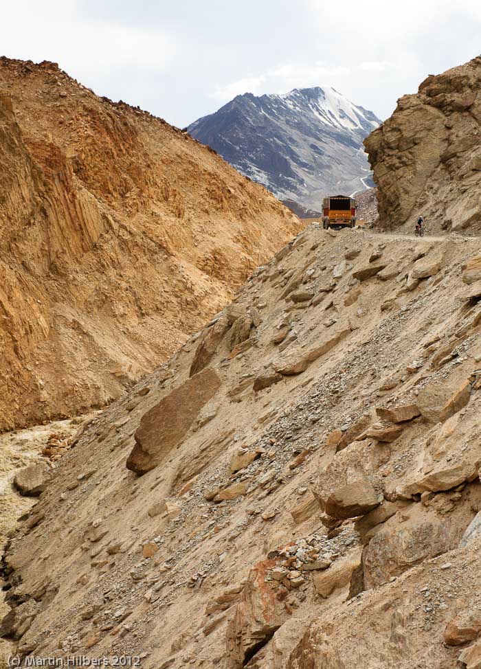 Ladakh: 24/8 Baralacha La / Rubble or road ?. Click to see full size image