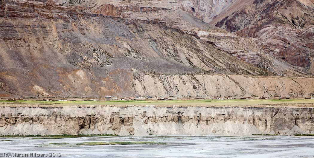 Ladakh: 25/8 Lachlung La / Sir Bum Chun village on other side of the river. Click to see full size image